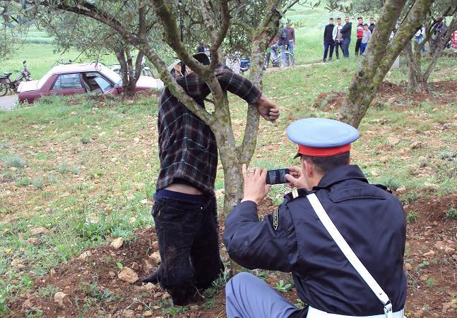 عاجل : انتحار شخص بأحفير بتعليق نفسه فوق شجرة (صور و فيديو)