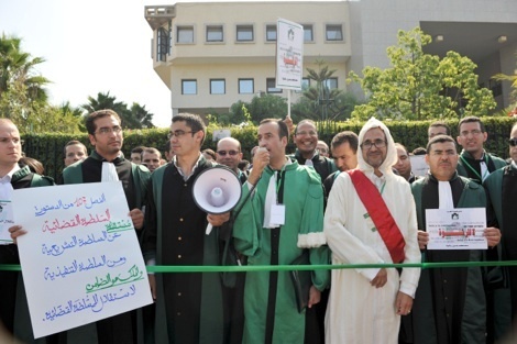 قضاة المغرب يحتجون على الإهانات والإعتداءات في المحاكم ويُطالبون الدولة بتنفيذ إلتزاماتها الدولية