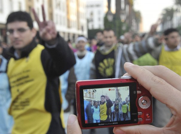 المعطلون يقتحمون وزارة أوزين بحثاً عن شباط وموخاريق ويمنعون البقالي من دخول الوزارة