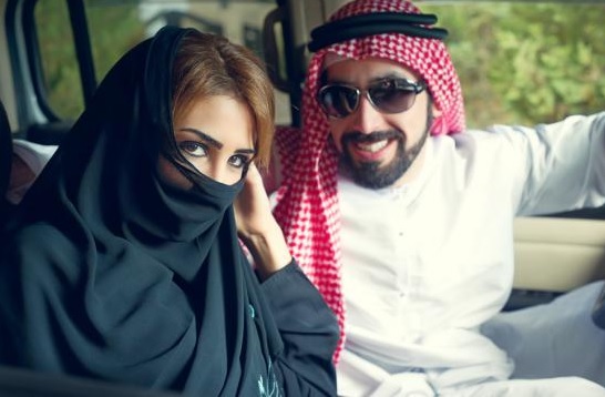 لماذا يتنكر الشاب المغربي بجنسيات ولهجة أجنبية للظفر بقلب بنت بلده