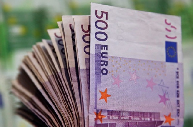 سعر اليورو يتراجع بقوة أمام الدولار للمرة الأولى بعد 12 عاماً