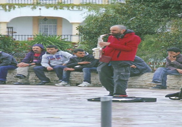 الأزمة تُهجر الألاف من الاسبان نحو المغرب للتسول بطنجة (صور)