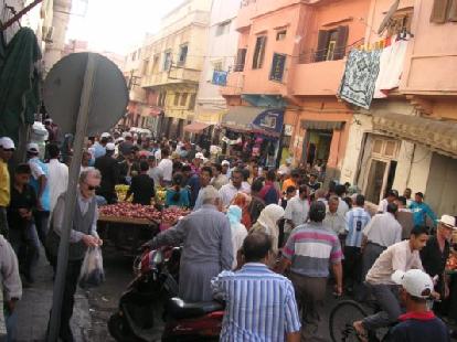 نصب وضحك في رمضان. بائع مُتجول يبيع المكناسيين حبة السويهلة في قالب 