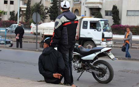 فرار هليودي لمُروج مخدرات والأصفاد في يديه بمساعدة والدته وشقيقته