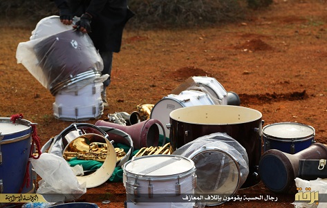 صور : تنظيم 'داعش' بليبيا يُحرق آلات موسيقية ويتوعد الفنانين بالحرق