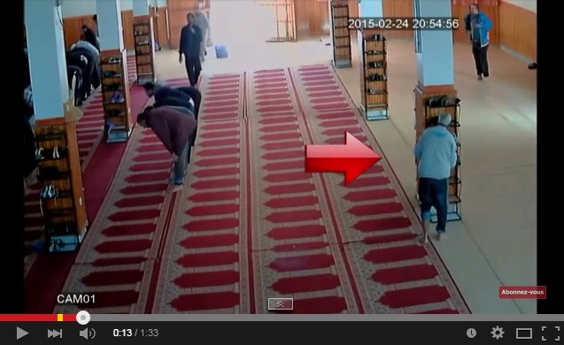 فيديو : شاهدوا كيف ضبطت كاميرات المسجد مغربي يسرق الأحذية