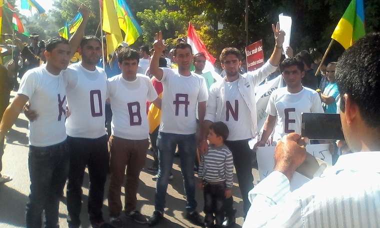 أمازيغ المغرب يُمجدان 'أوجلان' و 'مولاي مُحند' في تضامنهم مع  'كوباني' احتجاجاً أمام سفارة تركيا بالرباط