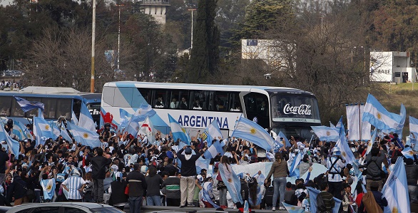 بالفيديو : ألاف الأرجنتينيين يستقبلون منتخبهم المنهزم في النهائي