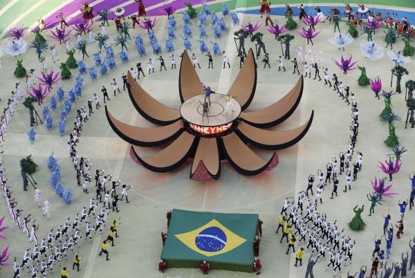 بالفيديو : البرازيل تُدهش العالم بافتتاح رائع وبسيط للمونديال والمغاربة يستهزؤون بـ
