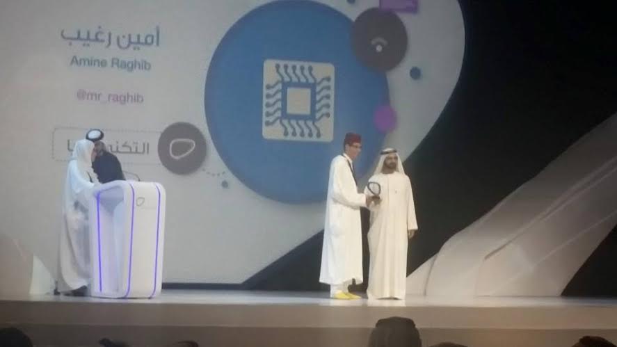 حاكم دبي يُكرم مدون مغربي بجائزة رواد التواصل الاجتماعي