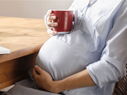 دراسة : مادة الكافيين تؤثر سلباًُ في وزن الطفل ويطيل فترة الحمل